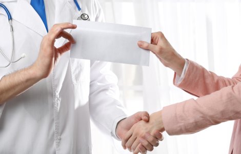 STUDIU: 1 din 5 români este nevoit să ofere mită pentru serviciile medicale