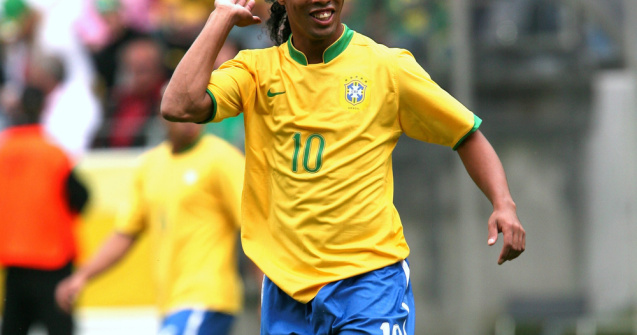 VIDEO Fostul fotbalist Ronaldinho s-a lansat în lumea muzicii