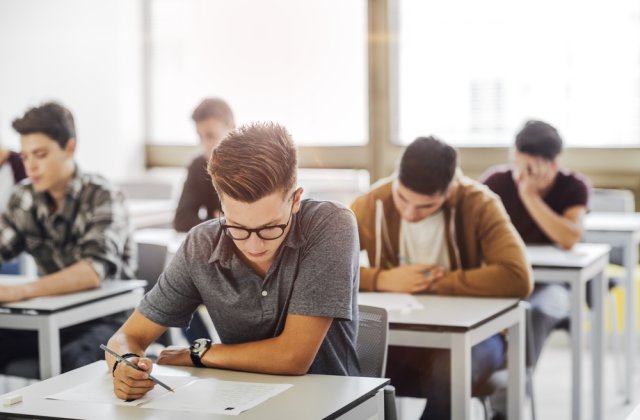 77% dintre elevii claselor terminale s-au &icirc;nscris la BAC. C&acirc;ți elevi s-au &icirc;nscris la Evaluarea Naţională