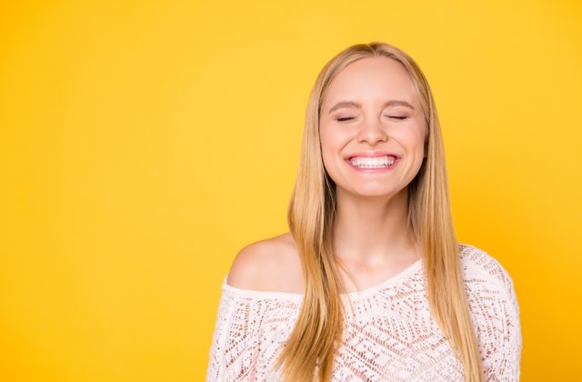 Doza de râs! Cele mai amuzante 10 bancuri despre blonde