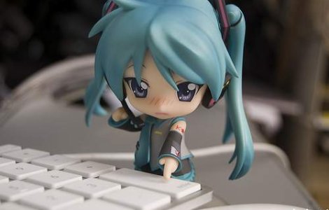 Dependenta de Internet trece la boli mintale