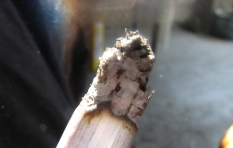 Roman arestat pentru agresarea unei femei care i-a cerut sa nu mai fumeze