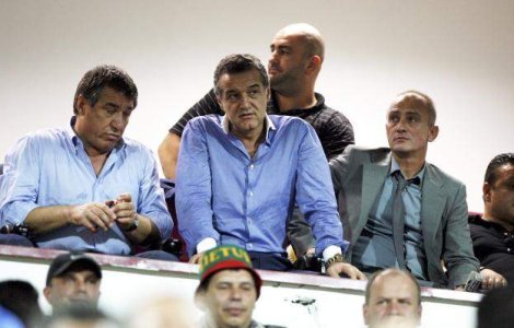  Video : Becali face box cu un ziar