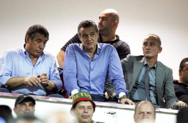 [VIDEO]: Becali face box cu un ziar