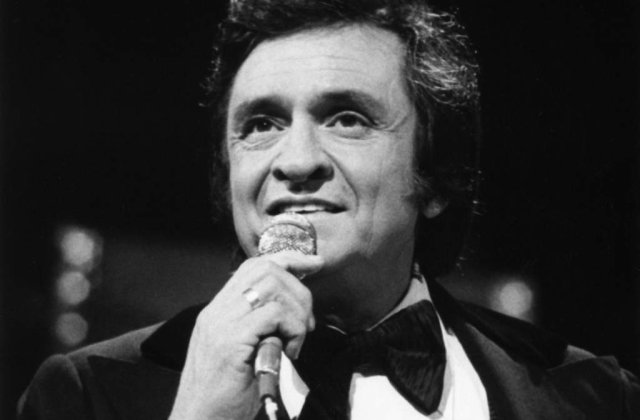 Johnny Cash revine in topuri "din mormant"