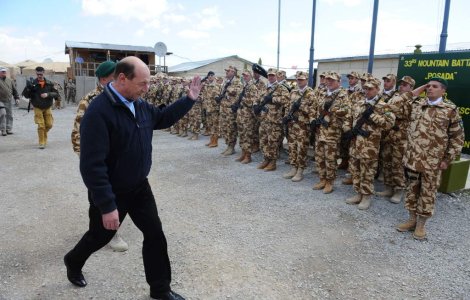 Basescu vrea mai multe arme pentru militarii romani din Afganistan