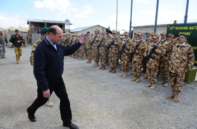 Basescu vrea mai multe arme pentru militarii romani din Afganistan