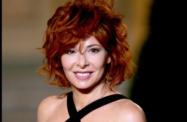 [VIDEO] Mylene Farmer a cazut pe scarile Palatului Elysee