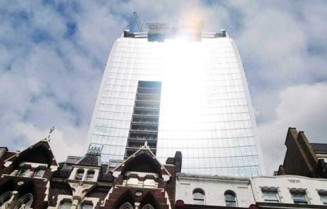 Cladirea de birouri care-ti frige masina