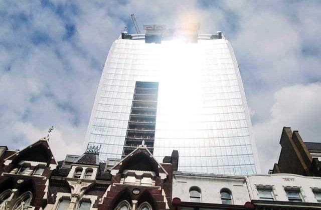 Cladirea de birouri care-ti frige masina