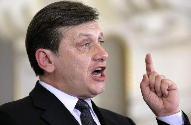 Crin Antonescu: Referendumul in problema cainilor este inutil, chiar jenant.