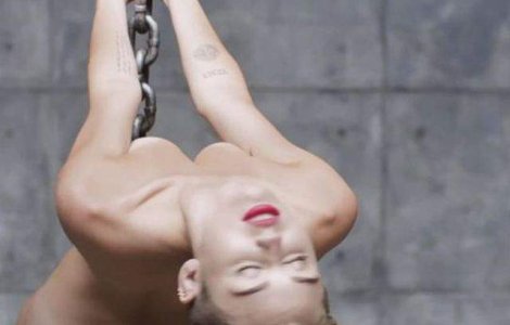Miley Cyrus, complet goala in noul ei videoclip