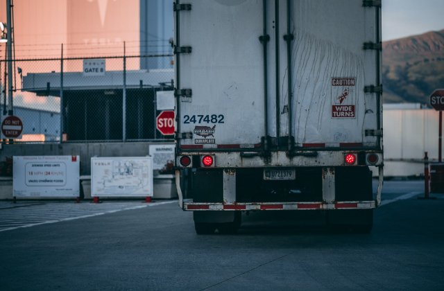 Transportatorii de marfă din Rom&acirc;nia protestează. Vor circula cu viteză redusă pe cele mai importante artere de trafic din ţară