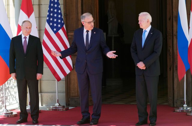 Biden i-a făcut cadou lui Putin o pereche de ochelari de soare. C&acirc;t de prețios este darul