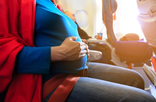 5 lucruri care s-ar putea întâmpla dacă naști în timpul unui zbor cu avionul