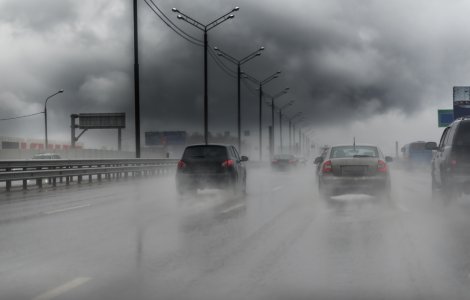 Alunecări de teren în urma ploilor abundente! Trafic oprit pe DN 22