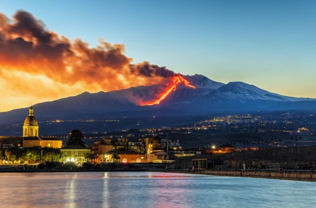 VIDEO: Vulcanul Etna a erupt din nou! Aeroportul din Catania se află în continuare închis