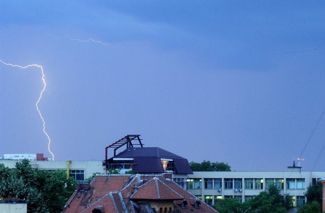 ANM: Averse și descărcări electrice în cea mai mare parte a țării