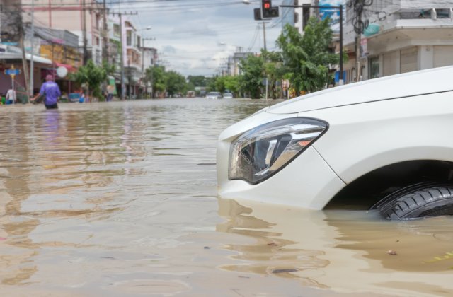 Infotrafic: Circulaţia pe c&acirc;teva şosele din Rom&acirc;nia este &icirc;ngreunată de inundaţii