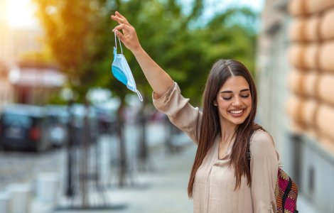 Italia ridică obligativitatea purtării măştii în aer liber