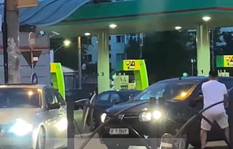 VIDEO. Bătaie cu crosa în trafic, în București. Imagini care vă pot afecta emoțional