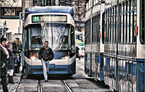 Un tramvai "dedicat" doamnelor si domnisoarelor va circula, duminica, in Capitala