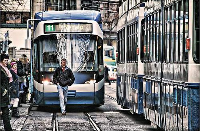 Un tramvai "dedicat" doamnelor si domnisoarelor va circula, duminica, in Capitala