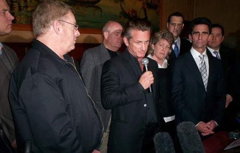 Sean Penn catre cei care-l critica: "N-au decat sa moara de cancer rectal!"