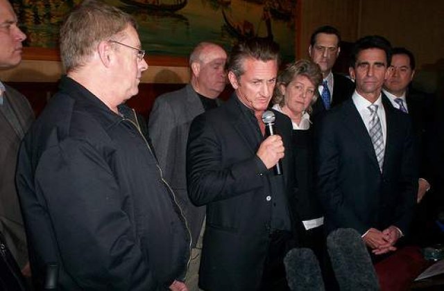 Sean Penn catre cei care-l critica: "N-au decat sa moara de cancer rectal!"