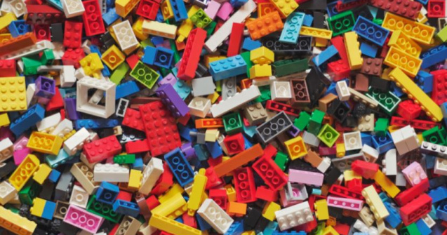 Noutăți de la LEGO: Un Lambo în mărime naturală și primul set LGBTQ+ din istoria companiei