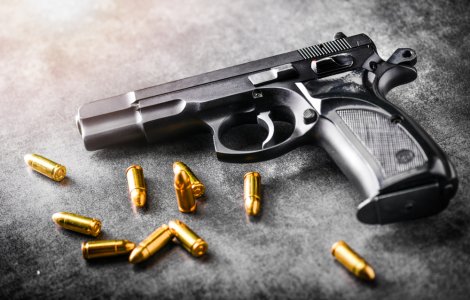 O armă cu gloanțe a fost găsită în cabina de probă a unui magazin din București. Deținătorul a fost găsit și arestat