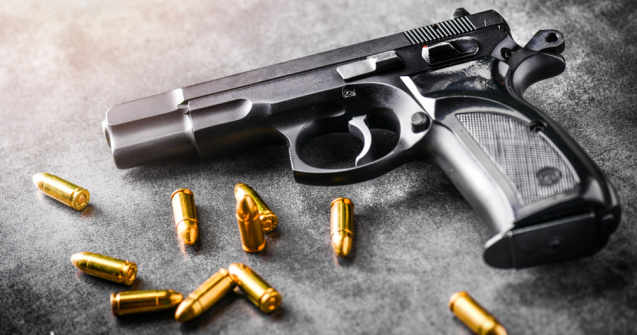 O armă cu gloanțe a fost găsită în cabina de probă a unui magazin din Capitală