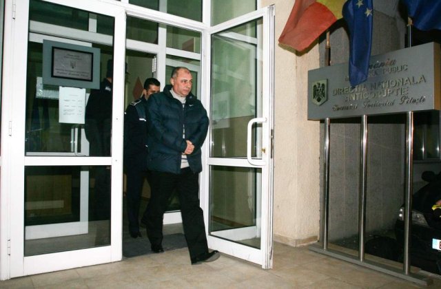 Solomon ramane in arest