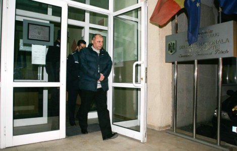 Solomon ramane in arest