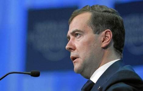 Dmitri Medvedev pune la indoiala sansele de supravietuire a euro