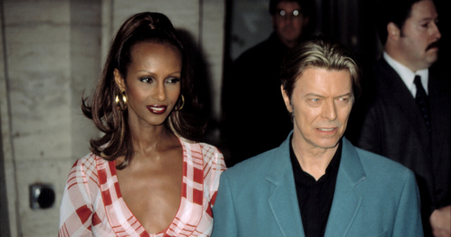 Un tablou pictat de David Bowie a fost vândut la licitație cu 108.120 de dolari