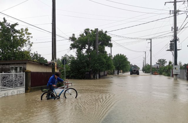 Cod portocaliu de inundații pentru râuri din 8 județe; Cod galben pentru râuri din 30 de județe