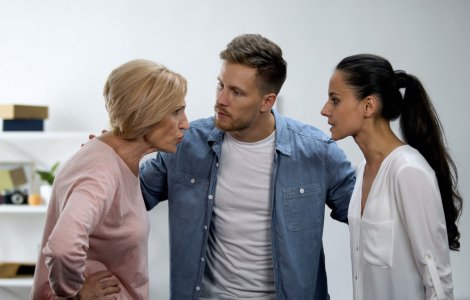  Top  4 semne că partenerul tău este un "mama&#39;s boy"