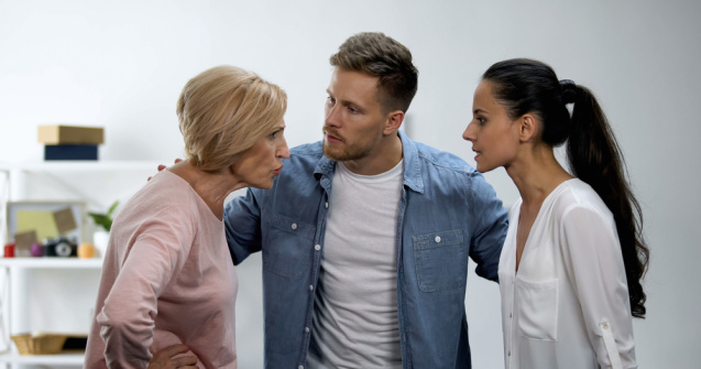  Top  4 semne că partenerul tău este un "mama's boy"