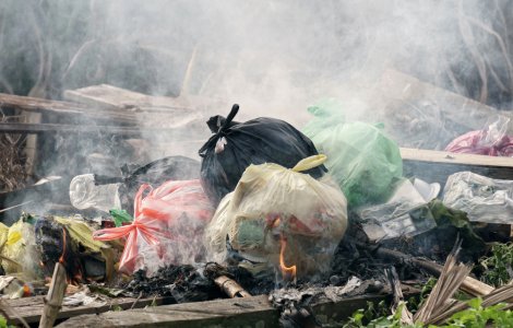 Românii care ard gunoaie ilegal ar putea fi condamnați la închisoare