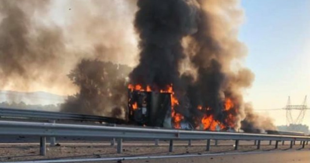 Incendiu pe autostrada A1. Traficul este blocat după ce o mașină încărcată cu băuturi s-a răsturnat