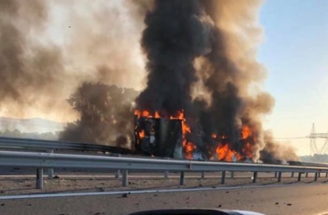 Incendiu pe autostrada A1. Traficul este blocat după ce o mașină încărcată cu băuturi s-a răsturnat