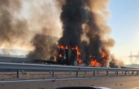 Incendiu pe autostrada A1. Traficul este blocat după ce o mașină încărcată cu băuturi s-a răsturnat