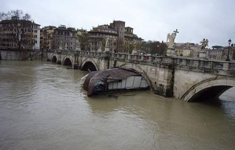 Italia, stapanita de inundatii si alunecari de teren