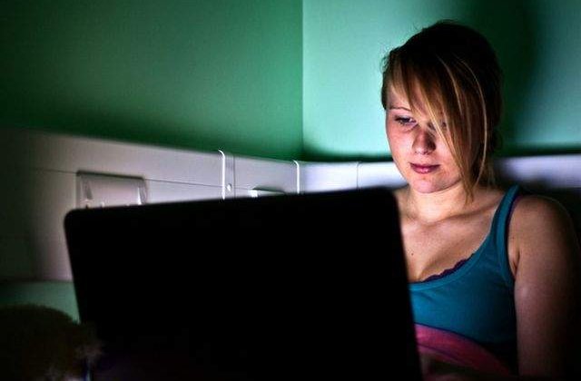 Adolescentii romani stau sapte ore pe zi la TV sau computer