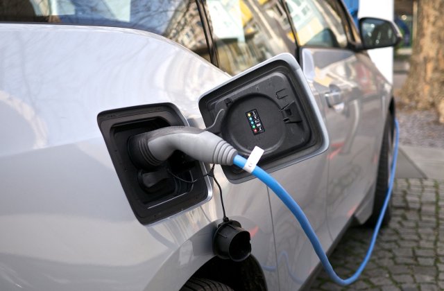 România are aproape 800 de stații publice de încărcare pentru vehiculele electrice