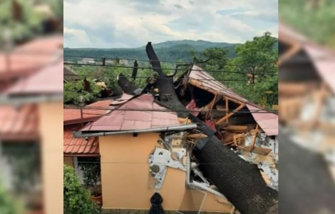 Vremea extremelor; caniculă și vijelii în același timp. Un arbore uriaș s-a prăbușit peste o casă și a rupt-o în două
