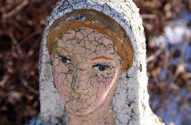 O icoana a Fecioarea Maria plange cu lacrimi de ulei