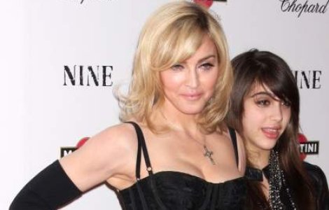 Mini-Madonna isi lanseaza colectia "Material Girl"