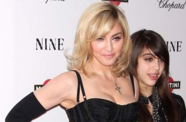 Mini-Madonna isi lanseaza colectia "Material Girl"